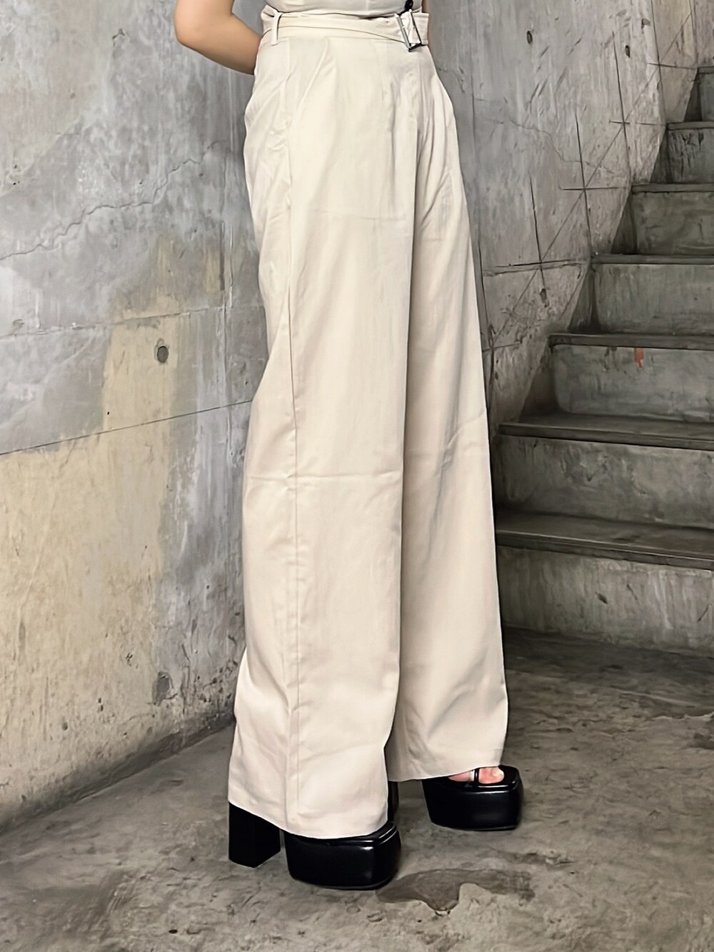 ホワイト系のシャツ/ブラウス、ホワイト系のつなぎ/オールインワン、ブラック系のショルダーバッグを着用したレディースの夏コーディネートの8枚目の写真