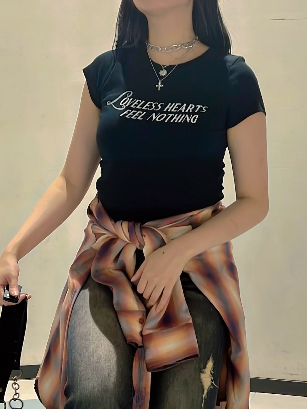 ブラック系のTシャツ/カットソー、レッド系のシャツ/ブラウス、ブラック系のデニムパンツを着用したレディースの夏コーディネートの4枚目の写真