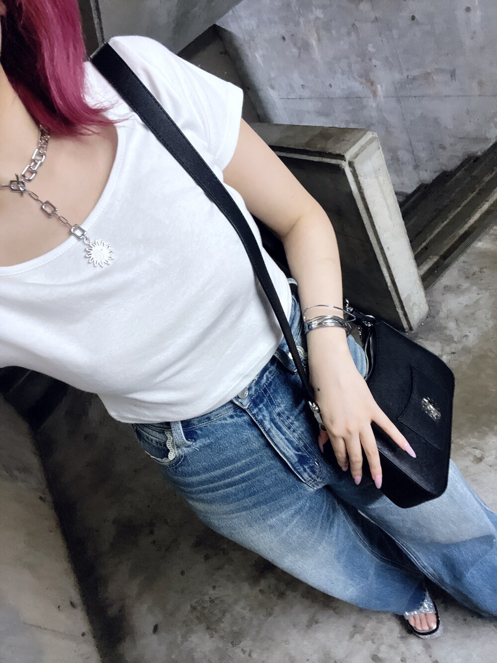 ホワイト系のTシャツ/カットソー、ブラック系のショルダーバッグ、ブルー系のデニムパンツを着用したレディースの夏コーディネートの4枚目の写真