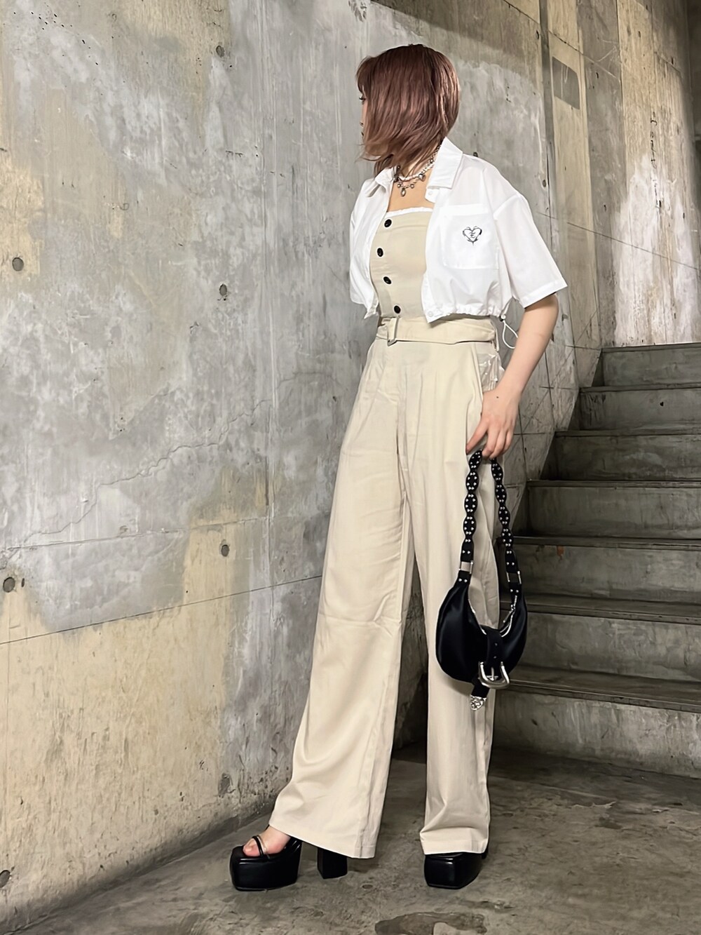 ホワイト系のシャツ/ブラウス、ホワイト系のつなぎ/オールインワン、ブラック系のショルダーバッグを着用したレディースの夏コーディネートの2枚目の写真