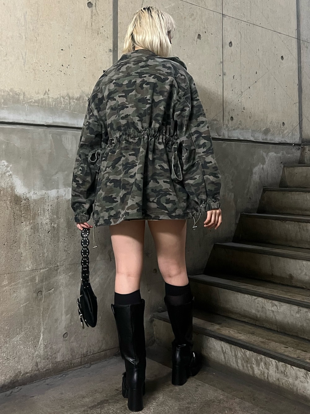 ホワイト系のTシャツ/カットソー、その他のブルゾン、ベージュ系のスカートを着用したレディースの春コーディネートの3枚目の写真