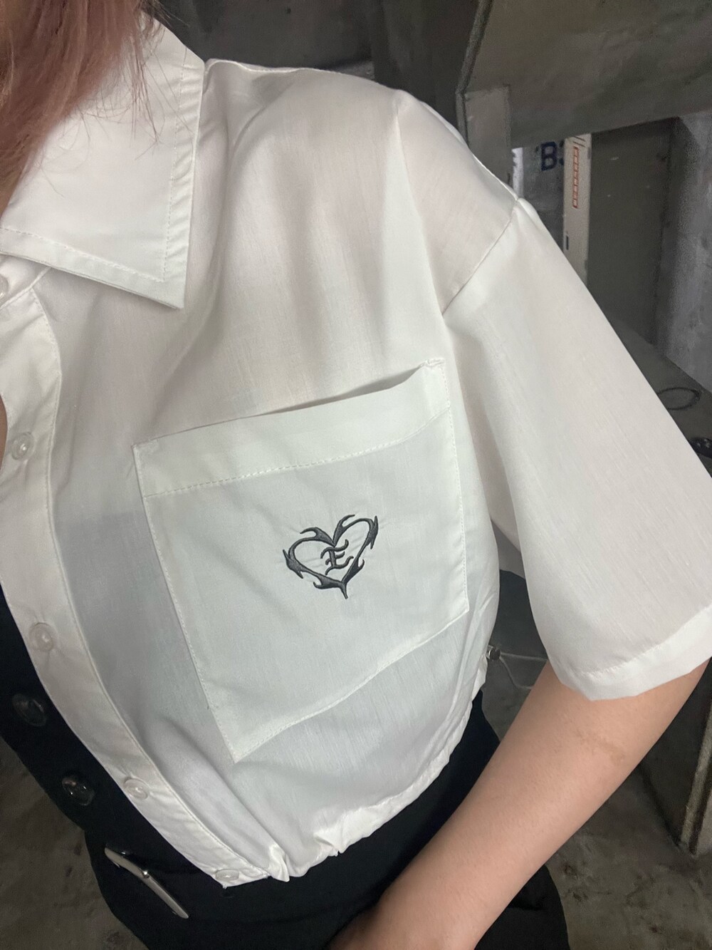 ホワイト系のシャツ/ブラウス、ブラック系のつなぎ/オールインワン、シルバー系のサンダルを着用したレディースの夏コーディネートの5枚目の写真