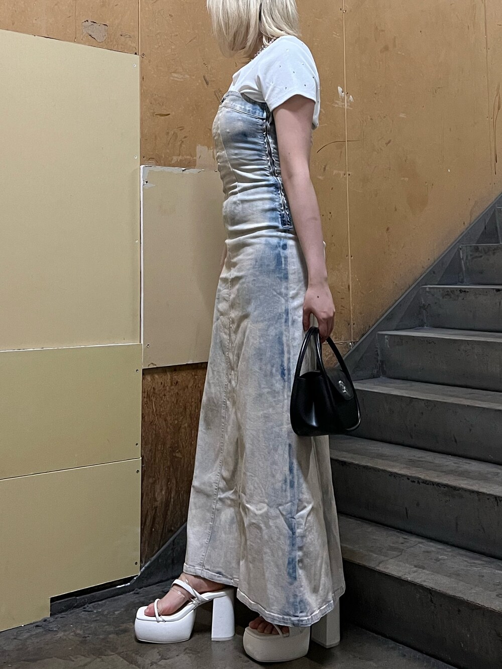 ホワイト系のTシャツ/カットソー、その他のワンピース、ブラック系のハンドバッグを着用したレディースの春コーディネートの2枚目の写真