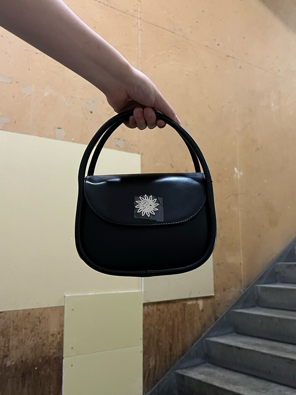 ホワイト系のサンダル、その他のワンピース、ブラック系のハンドバッグを着用したレディースの春コーディネートの6枚目の写真