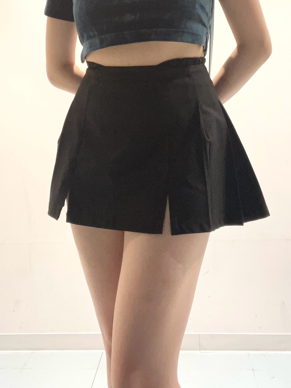 ブルー系のTシャツ/カットソー、ブラック系のスカート、ブラック系のサンダルを着用したレディースの夏コーディネートの5枚目の写真