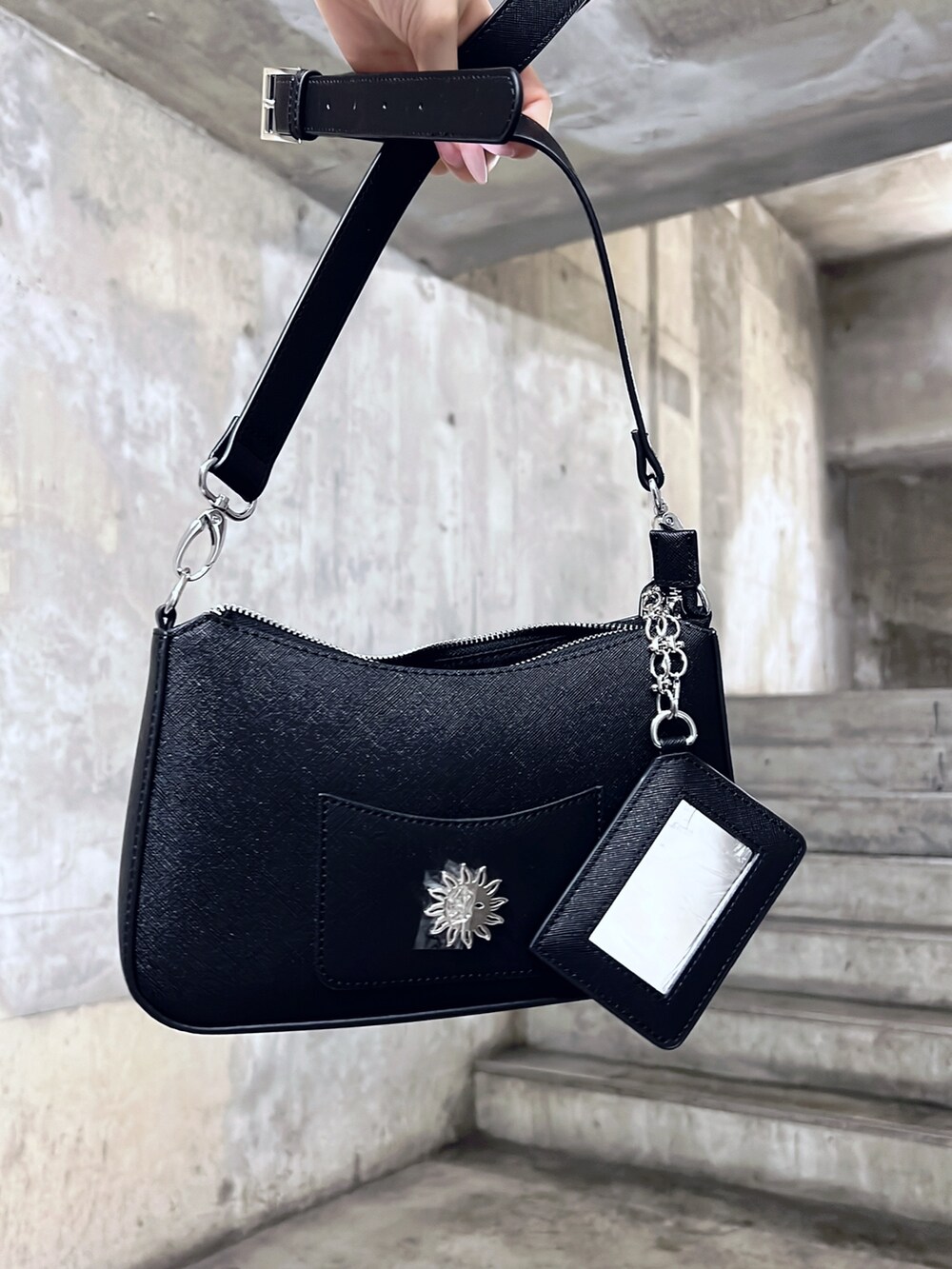 ホワイト系のTシャツ/カットソー、ブラック系のショルダーバッグ、ブルー系のデニムパンツを着用したレディースの夏コーディネートの8枚目の写真