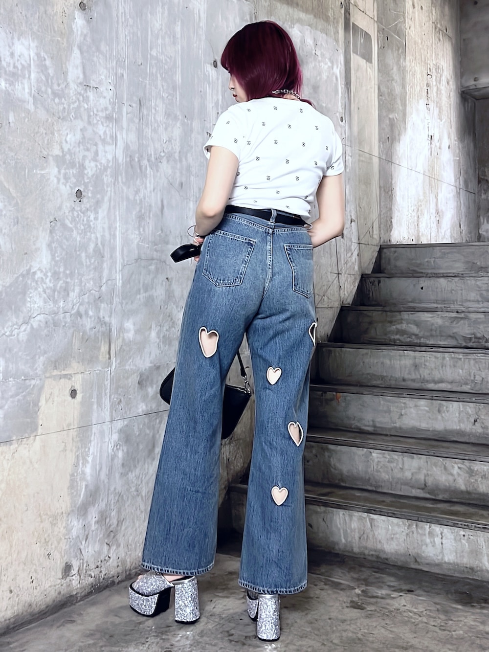 ホワイト系のTシャツ/カットソー、ブルー系のデニムパンツ、ブラック系のショルダーバッグを着用したレディースの夏コーディネートの3枚目の写真