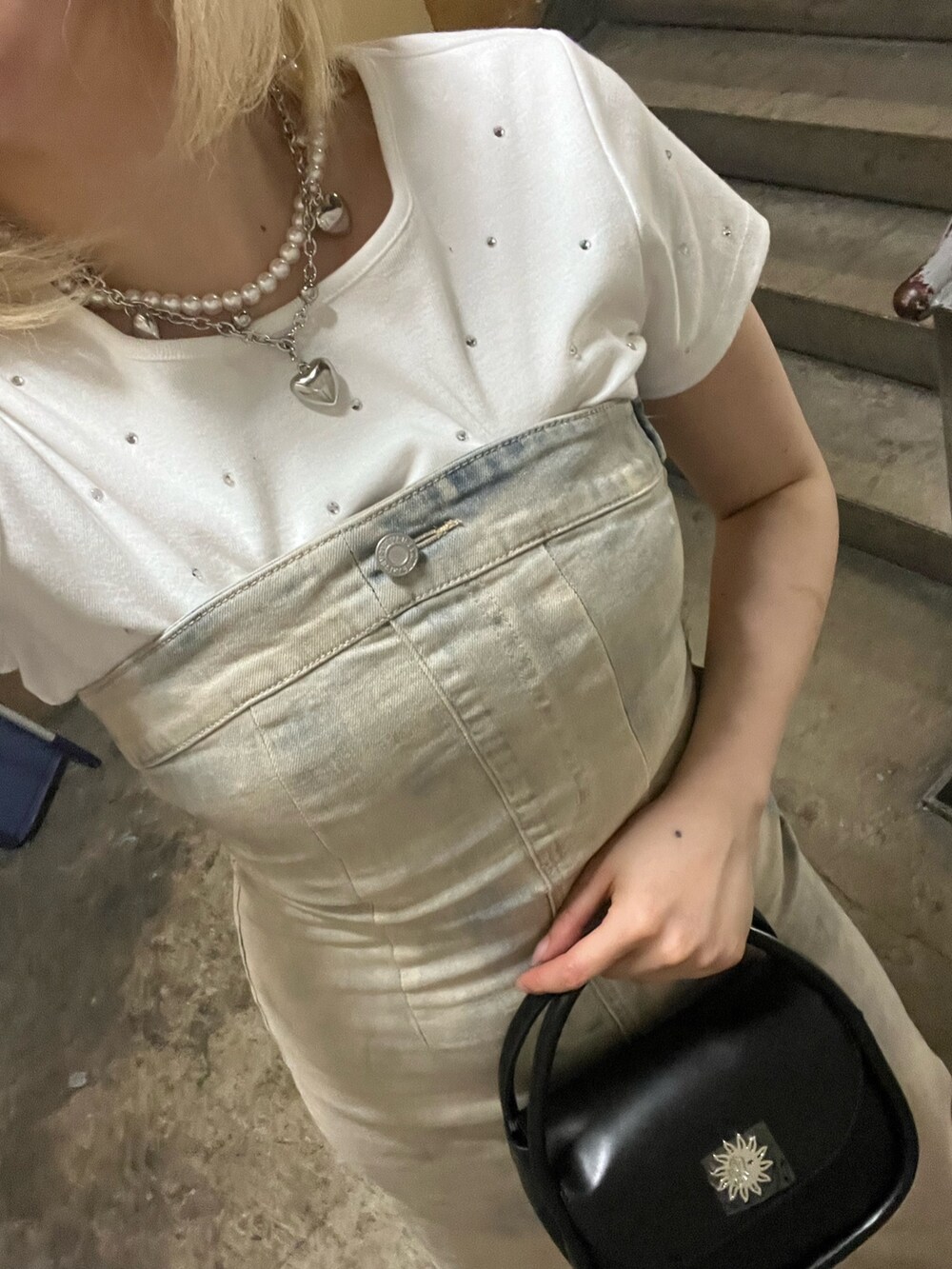 ホワイト系のTシャツ/カットソー、その他のワンピース、ブラック系のハンドバッグを着用したレディースの春コーディネートの4枚目の写真