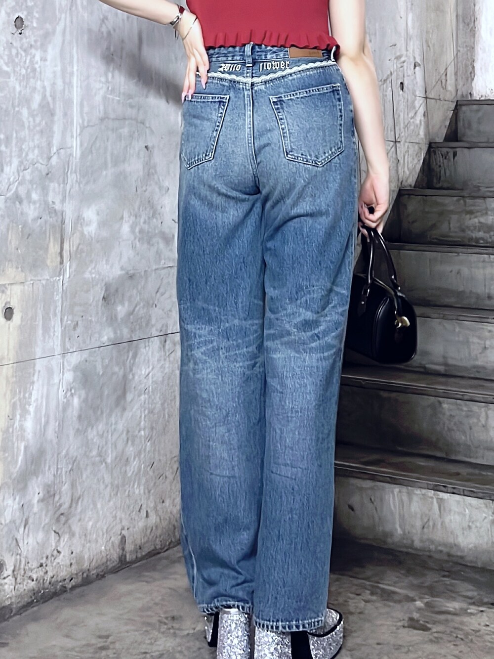 ホワイト系のTシャツ/カットソー、ブラック系のショルダーバッグ、ブルー系のデニムパンツを着用したレディースの夏コーディネートの7枚目の写真