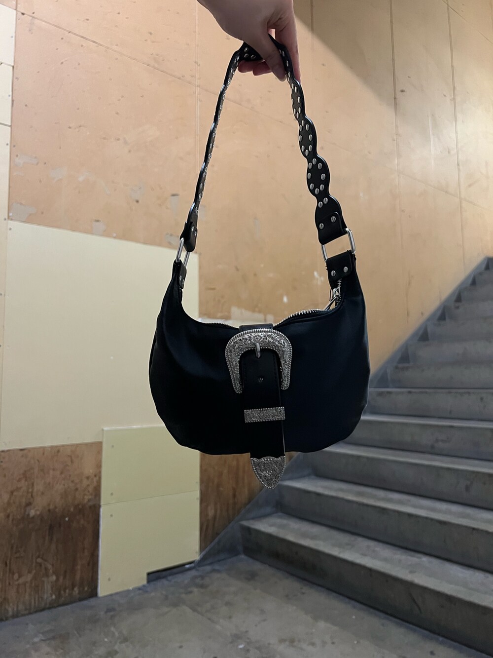 ホワイト系のシャツ/ブラウス、ホワイト系のつなぎ/オールインワン、ブラック系のショルダーバッグを着用したレディースの夏コーディネートの10枚目の写真