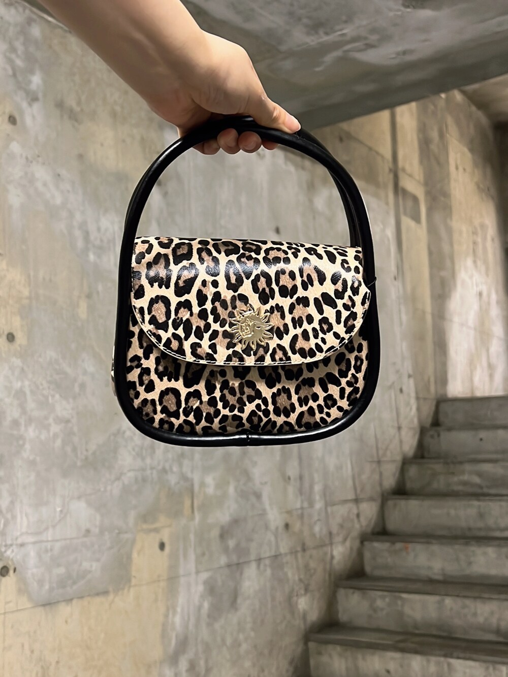 ホワイト系のTシャツ/カットソー、ベージュ系のワンピース、その他のハンドバッグを着用したレディースの夏コーディネートの8枚目の写真