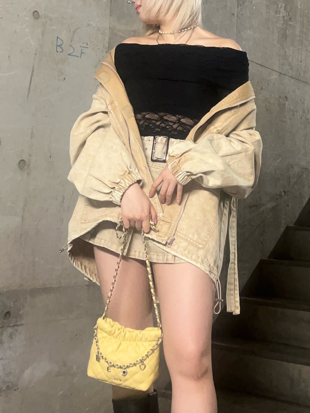 ベージュ系のブルゾン、ブラック系のTシャツ/カットソー、ベージュ系のスカートを着用したレディースの春コーディネートの8枚目の写真