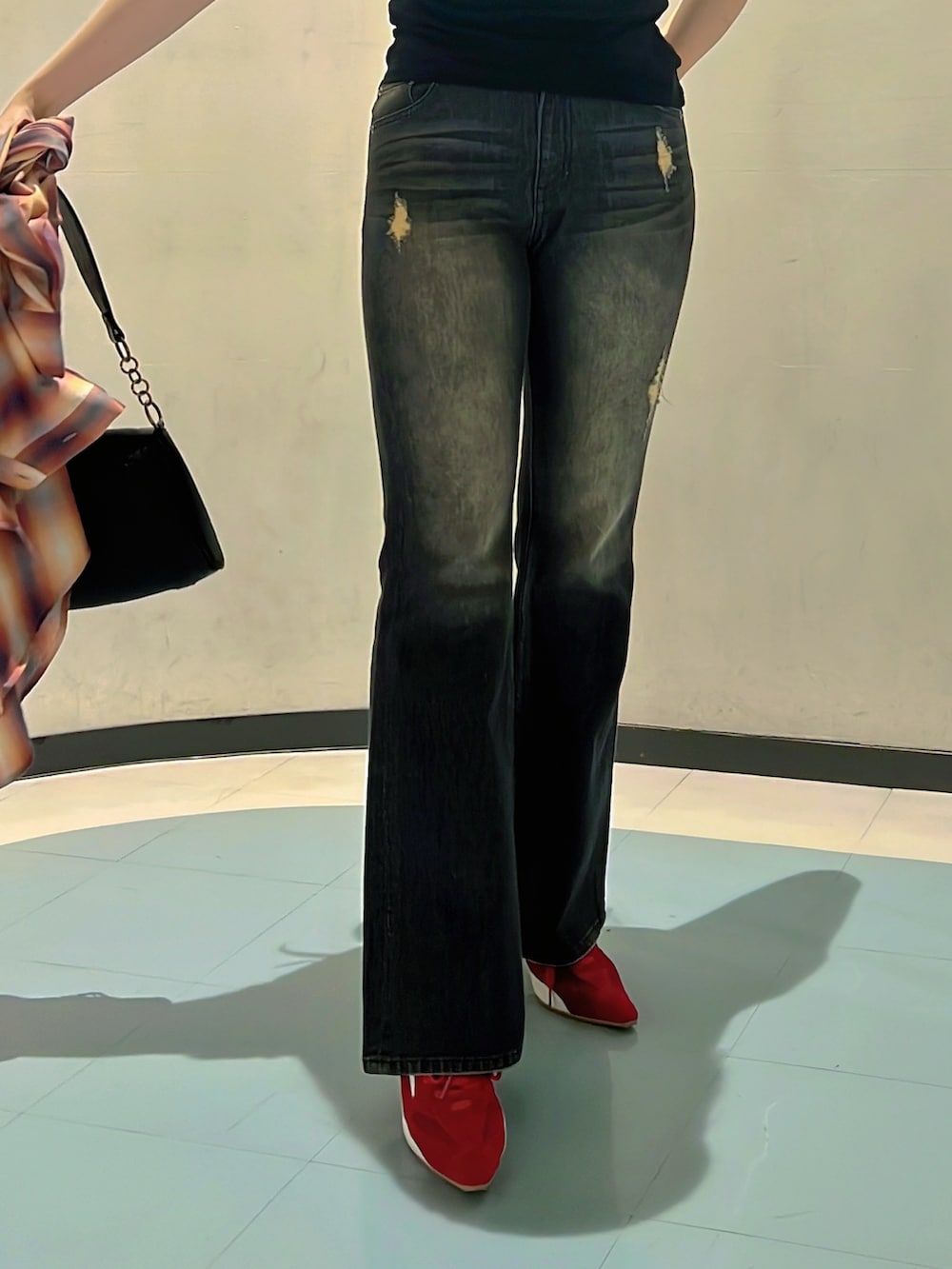 ブラック系のTシャツ/カットソー、レッド系のシャツ/ブラウス、ブラック系のデニムパンツを着用したレディースの夏コーディネートの5枚目の写真