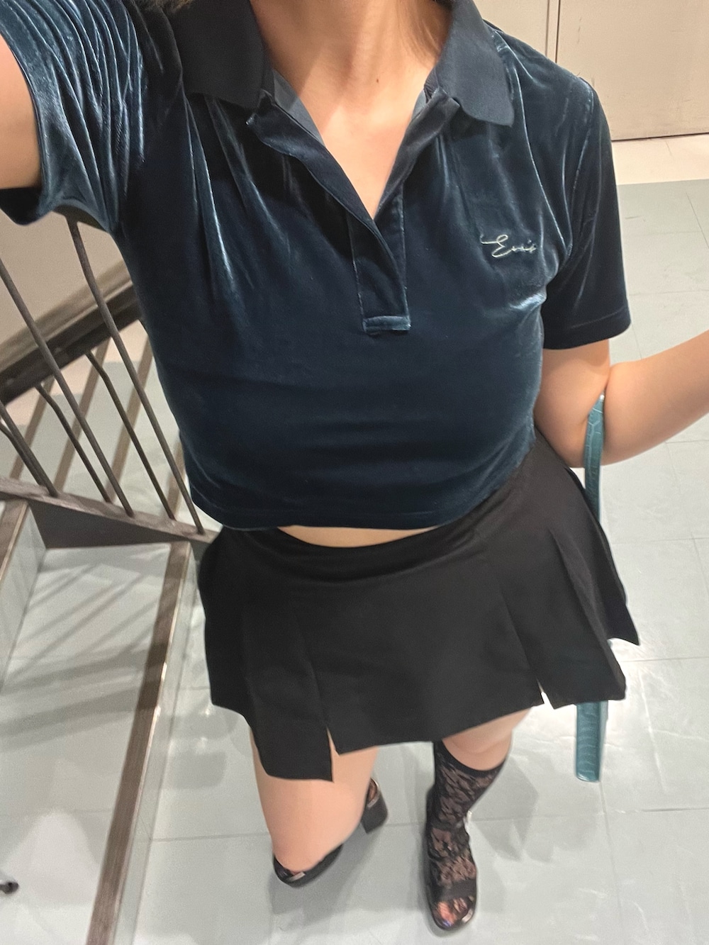 ブルー系のTシャツ/カットソー、ブラック系のスカート、ブラック系のサンダルを着用したレディースの夏コーディネートの4枚目の写真