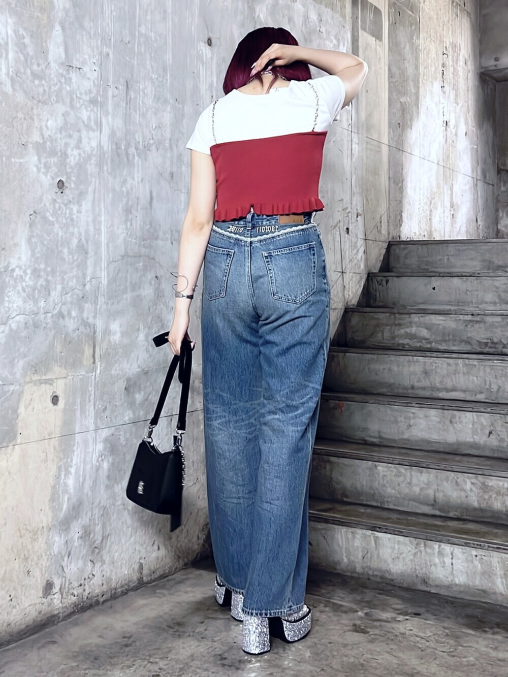 ブラック系のショルダーバッグ、シルバー系のサンダル、ブルー系のデニムパンツを着用したレディースの夏コーディネートの3枚目の写真