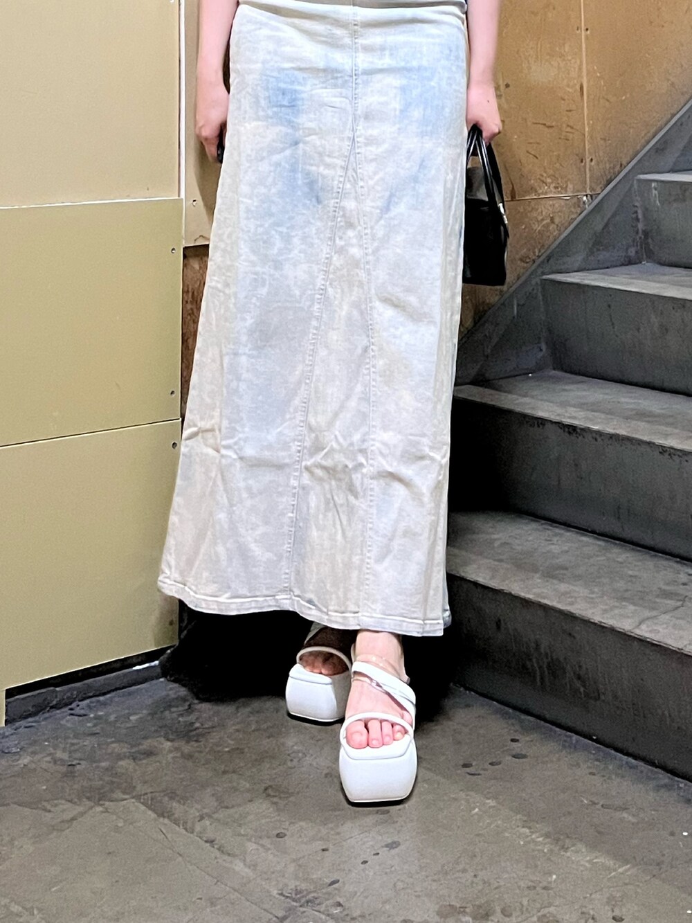 ホワイト系のTシャツ/カットソー、その他のワンピース、ブラック系のハンドバッグを着用したレディースの春コーディネートの6枚目の写真