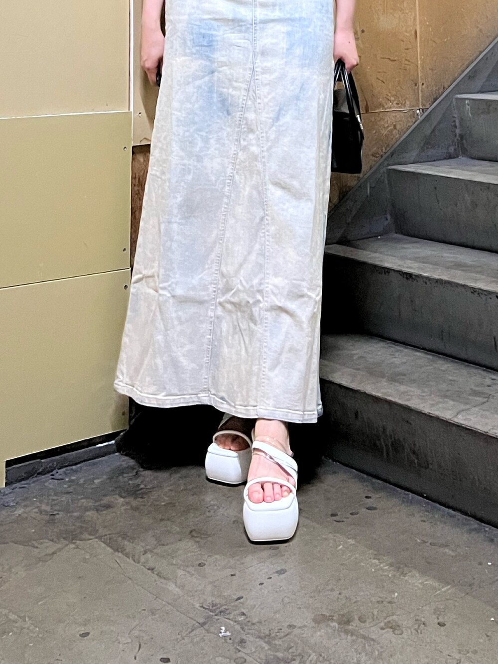 ホワイト系のサンダル、その他のワンピース、ブラック系のハンドバッグを着用したレディースの春コーディネートの5枚目の写真