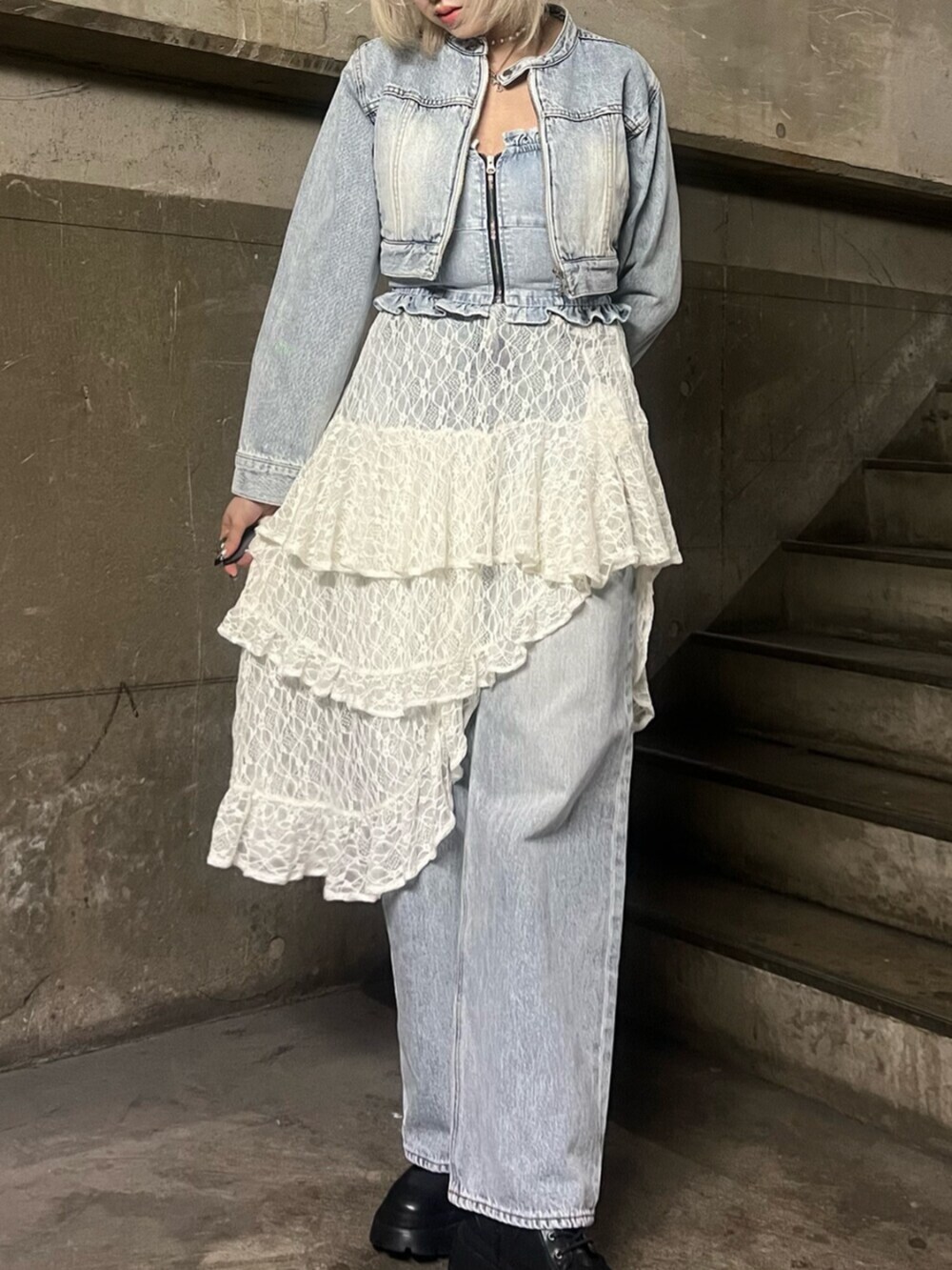 ブラック系のブーツ、ホワイト系のスカート、ブルー系のデニムジャケットを着用したレディースの冬コーディネートの4枚目の写真