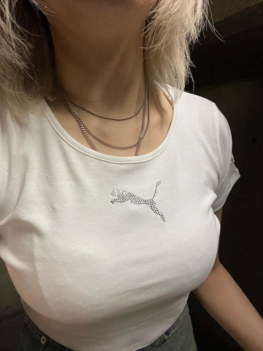 ホワイト系のTシャツ/カットソー、ブルー系のデニムパンツ、ピンク系のショルダーバッグを着用したレディースの春コーディネートの4枚目の写真