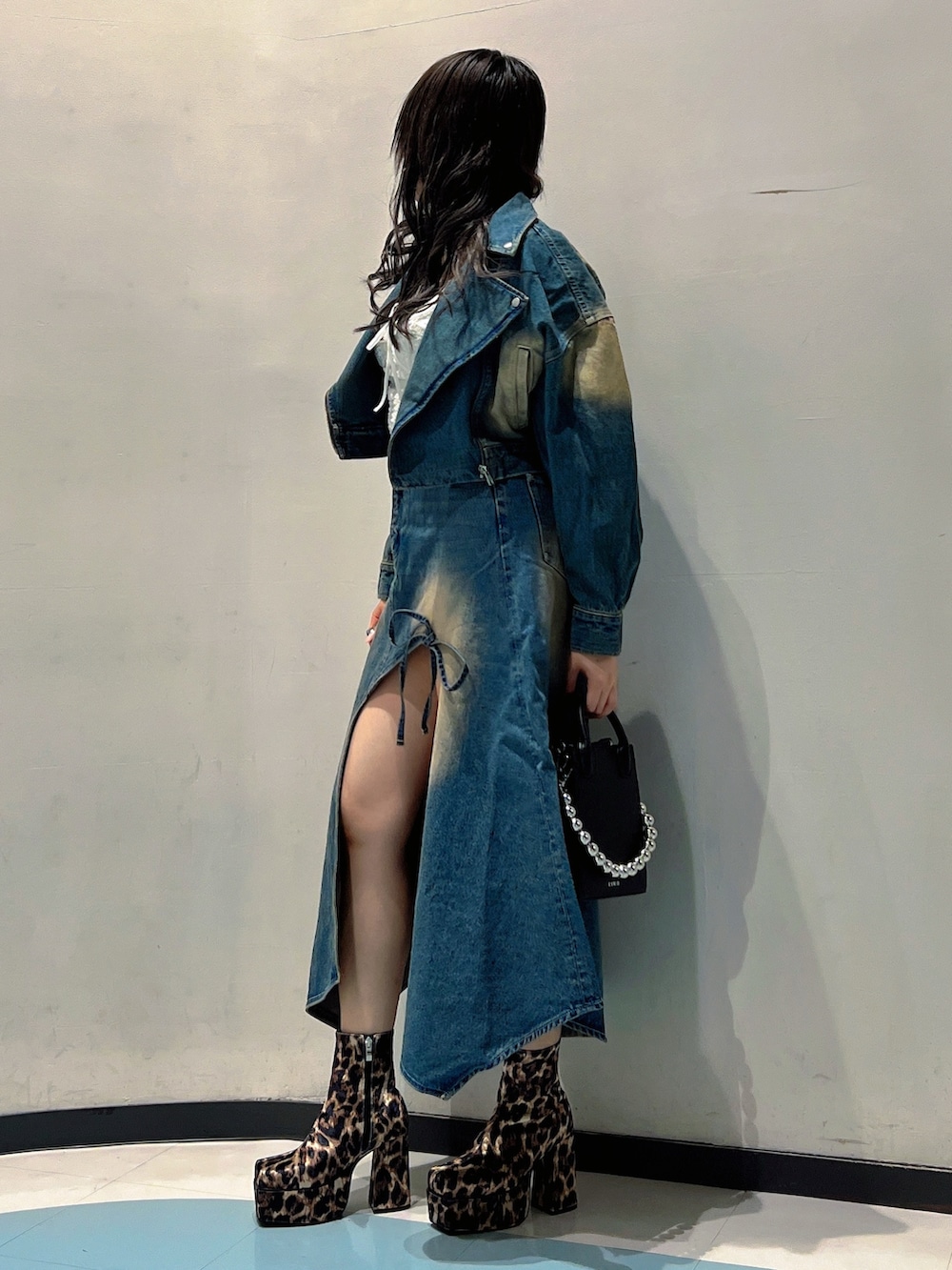 ホワイト系のTシャツ/カットソー、ブルー系のデニムジャケット、ブルー系のデニムスカートを着用したレディースの秋コーディネートの2枚目の写真