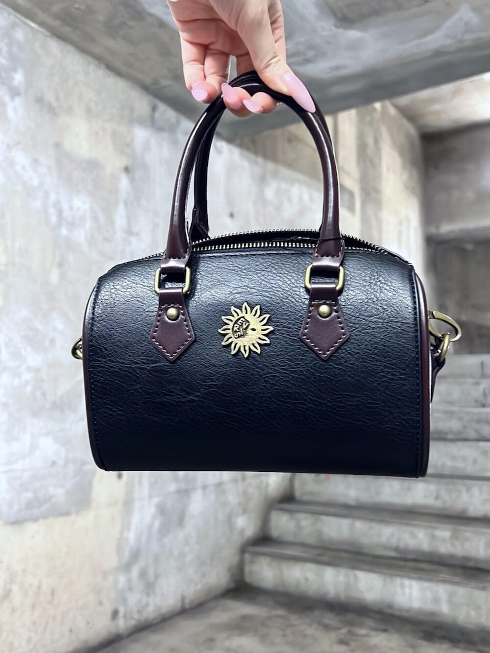 ブラック系のショルダーバッグ、ブラック系のサンダル、レッド系のワンピースを着用したレディースの夏コーディネートの6枚目の写真