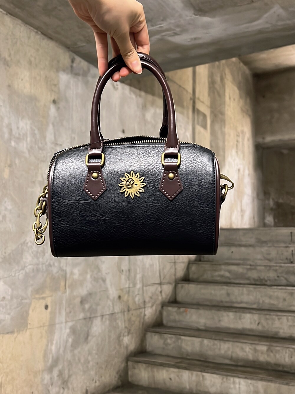 ホワイト系のシャツ/ブラウス、ブラック系のつなぎ/オールインワン、シルバー系のサンダルを着用したレディースの夏コーディネートの8枚目の写真