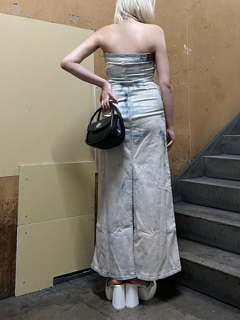 ホワイト系のサンダル、その他のワンピース、ブラック系のハンドバッグを着用したレディースの春コーディネートの3枚目の写真