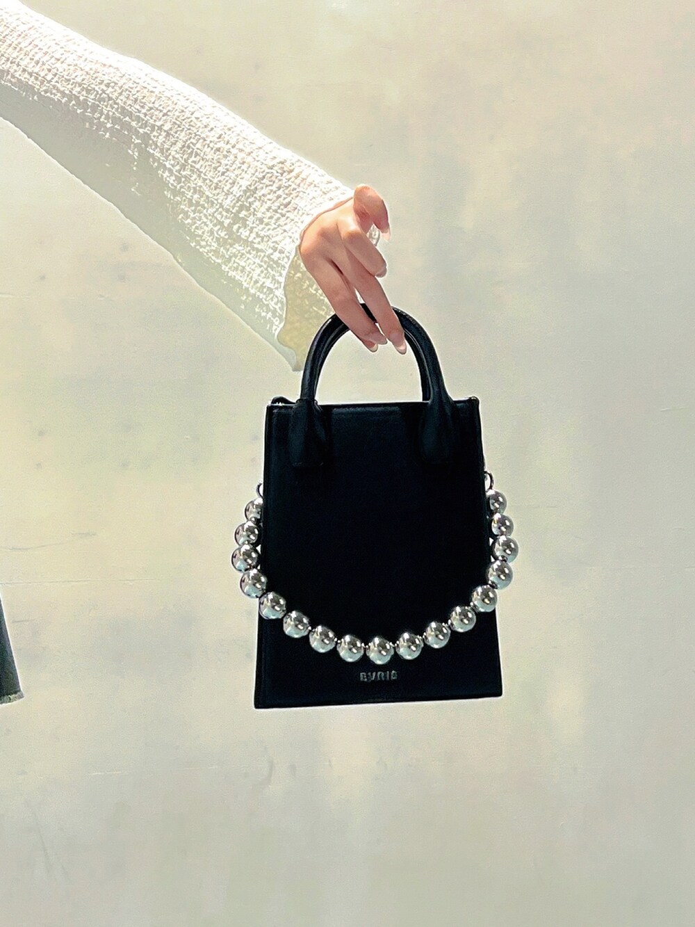 ホワイト系のTシャツ/カットソー、ブルー系のデニムジャケット、ブルー系のデニムスカートを着用したレディースの秋コーディネートの8枚目の写真