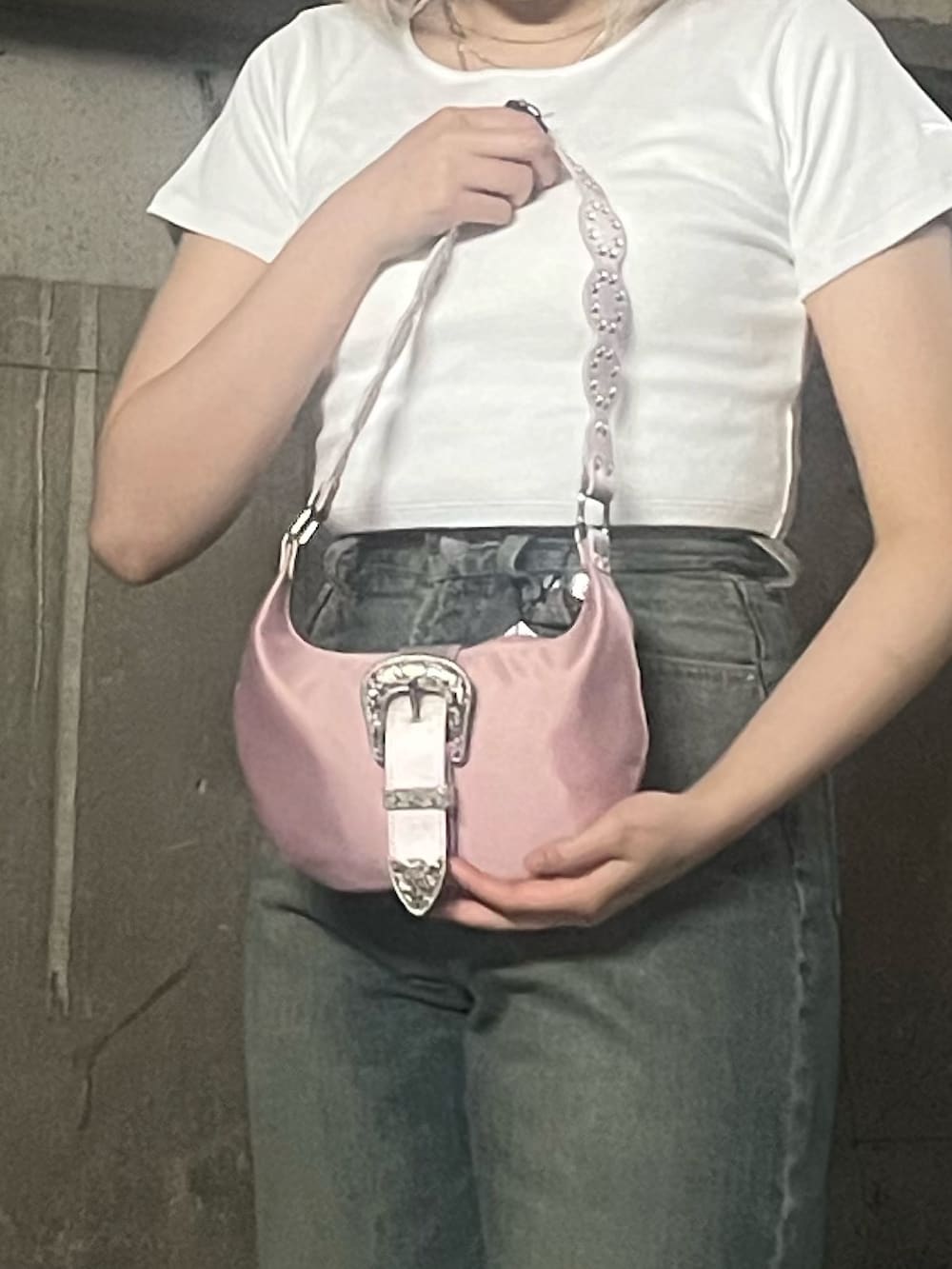 ホワイト系のTシャツ/カットソー、ブルー系のデニムパンツ、ピンク系のショルダーバッグを着用したレディースの春コーディネートの6枚目の写真