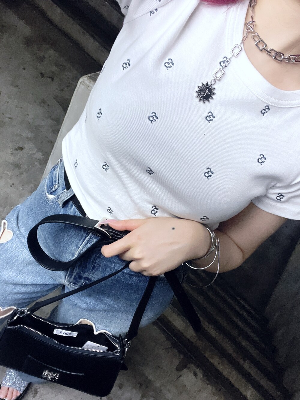 ホワイト系のTシャツ/カットソー、ブルー系のデニムパンツ、ブラック系のショルダーバッグを着用したレディースの夏コーディネートの8枚目の写真