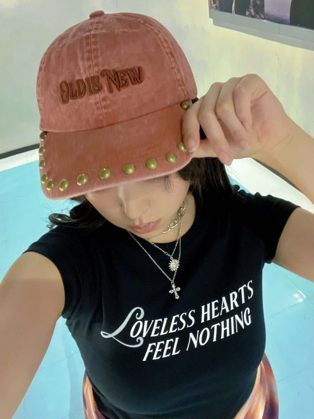 ブラック系のTシャツ/カットソー、レッド系のシャツ/ブラウス、ブラック系のデニムパンツを着用したレディースの夏コーディネートの8枚目の写真