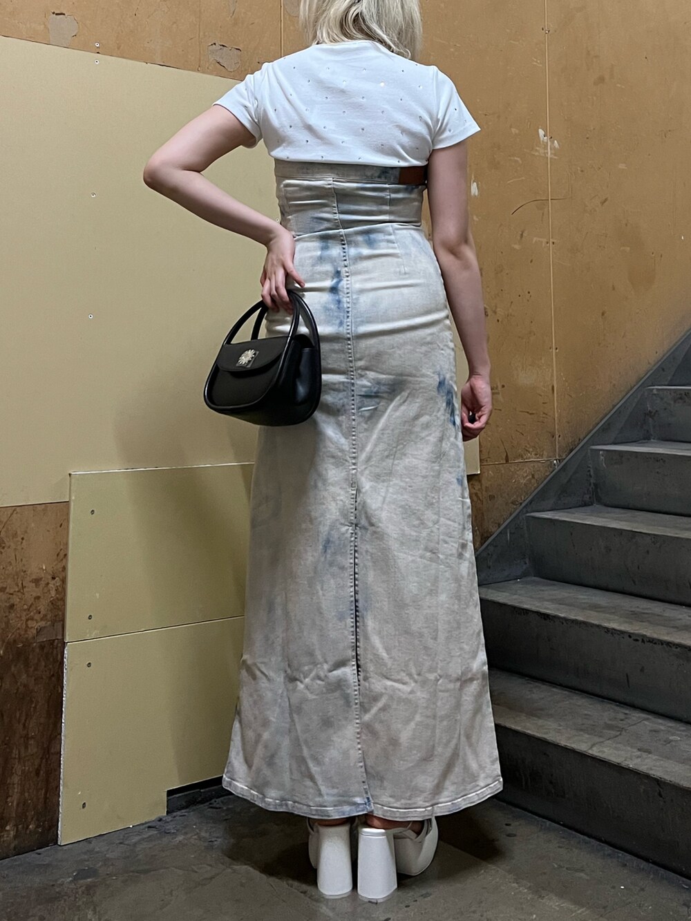 ホワイト系のTシャツ/カットソー、その他のワンピース、ブラック系のハンドバッグを着用したレディースの春コーディネートの3枚目の写真