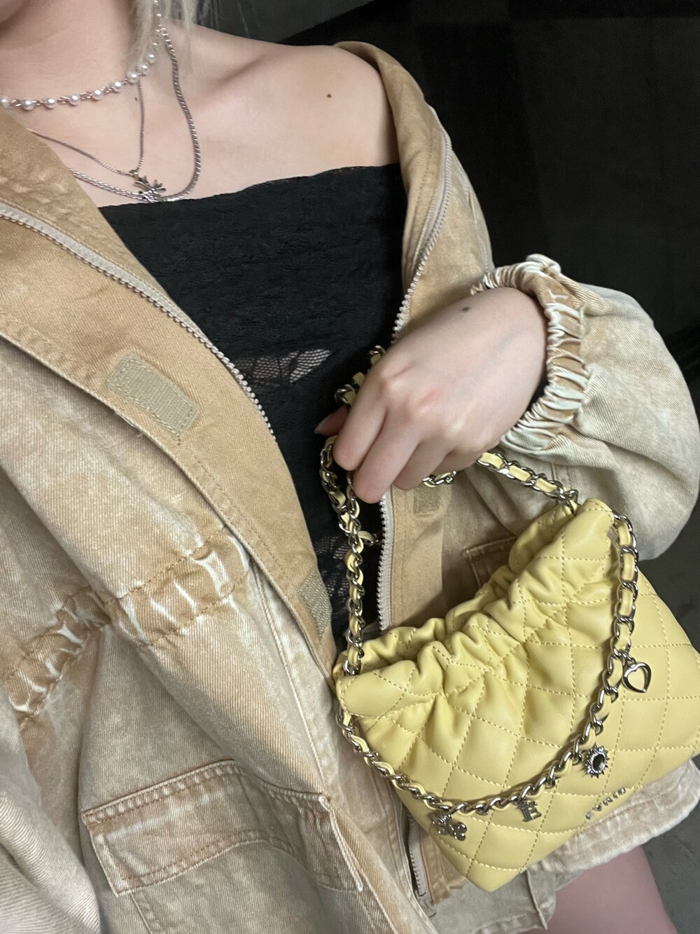 ベージュ系のブルゾン、ブラック系のTシャツ/カットソー、ベージュ系のスカートを着用したレディースの春コーディネートの4枚目の写真