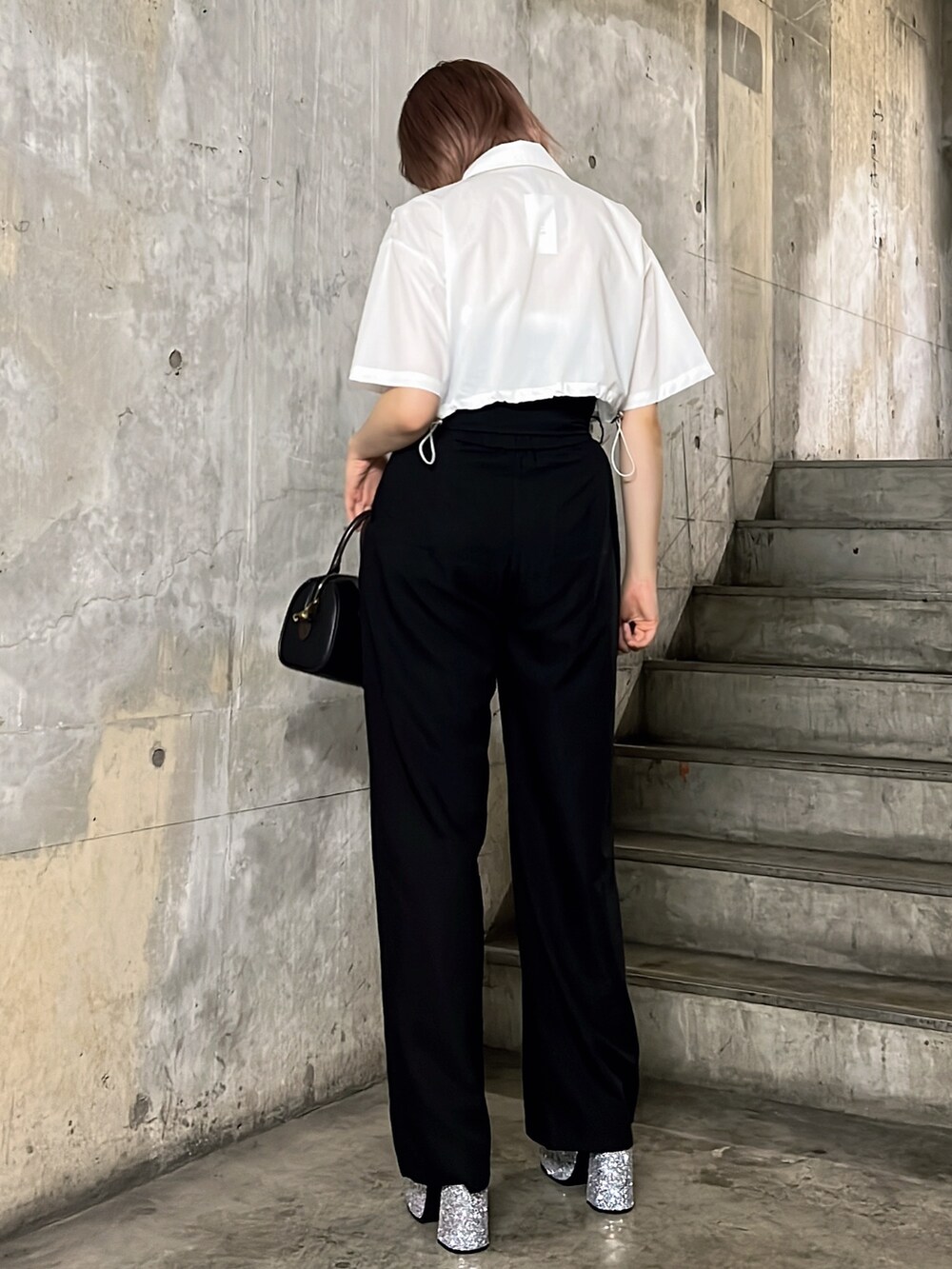 ホワイト系のシャツ/ブラウス、ブラック系のつなぎ/オールインワン、シルバー系のサンダルを着用したレディースの夏コーディネートの3枚目の写真