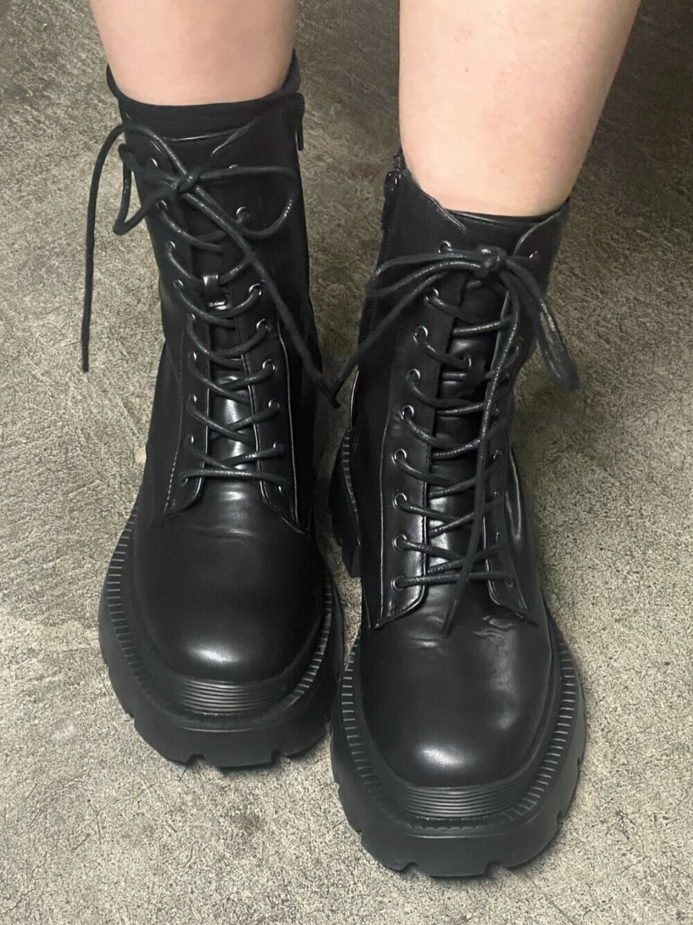 ブラック系のブーツ、ホワイト系のスカート、ブルー系のデニムジャケットを着用したレディースの冬コーディネートの6枚目の写真