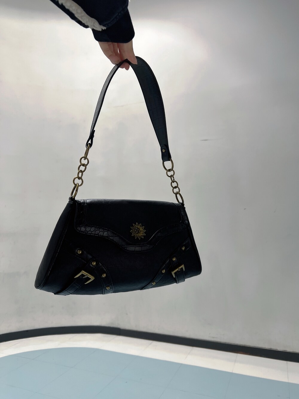 ブラック系のブルゾン、ブラック系のTシャツ/カットソー、ブラック系のデニムスカートを着用したレディースの秋コーディネートの5枚目の写真