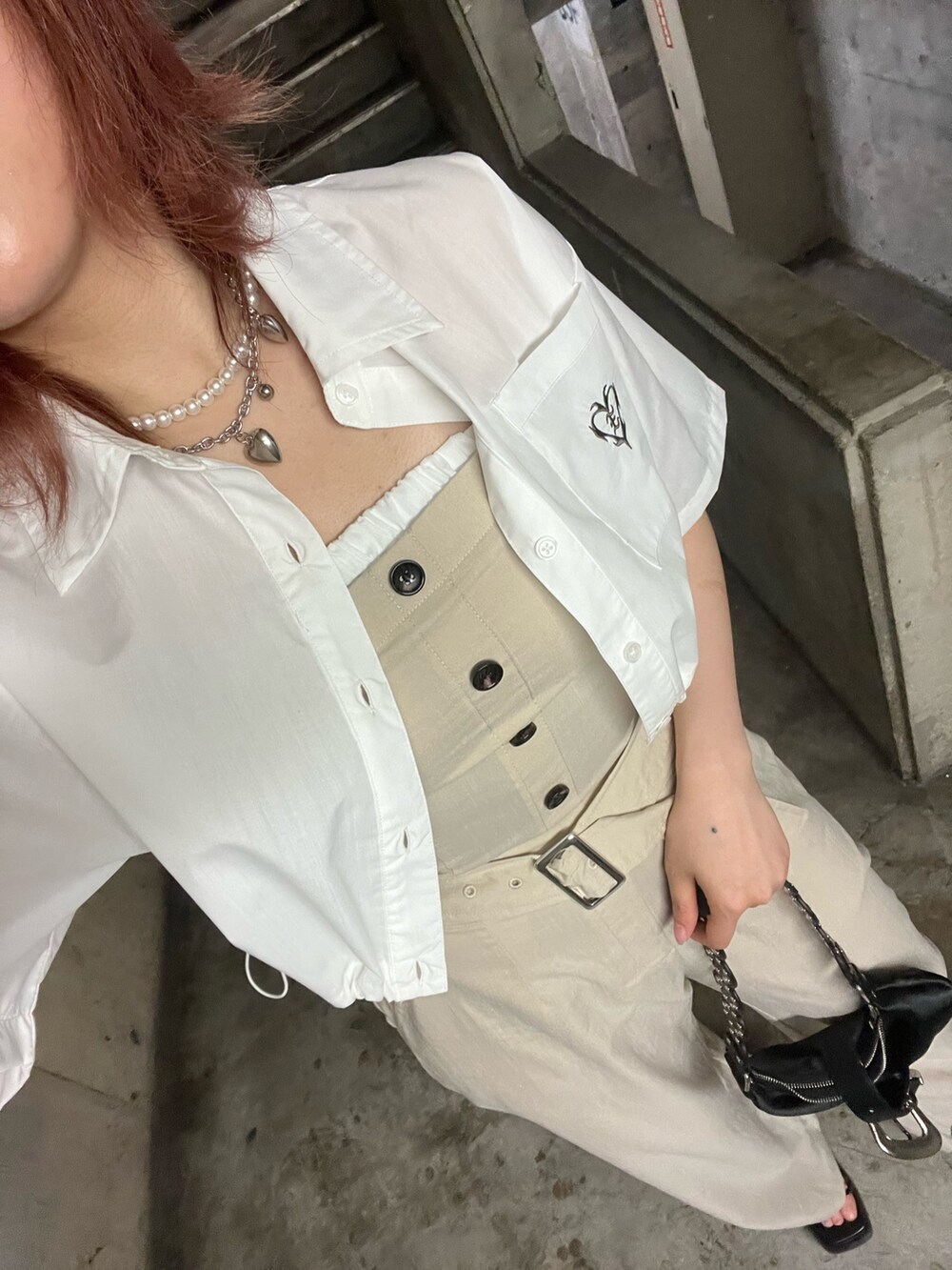 ホワイト系のシャツ/ブラウス、ホワイト系のつなぎ/オールインワン、ブラック系のショルダーバッグを着用したレディースの夏コーディネートの4枚目の写真