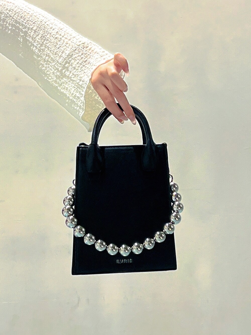 ブルー系のデニムジャケット、ホワイト系のTシャツ/カットソー、ブルー系のデニムパンツを着用したレディースの秋コーディネートの7枚目の写真