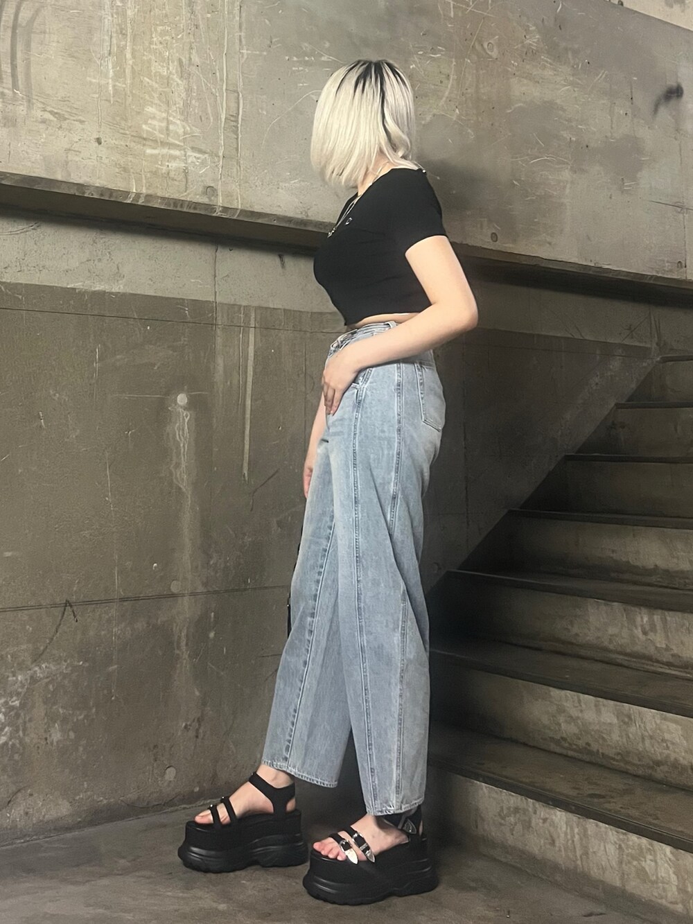 ブラック系のTシャツ/カットソー、ブルー系のデニムパンツ、ブラック系のショルダーバッグを着用したレディースの春コーディネートの2枚目の写真