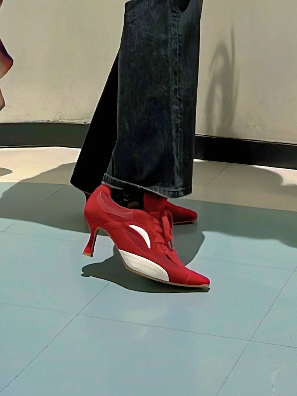 ブラック系のTシャツ/カットソー、レッド系のシャツ/ブラウス、ブラック系のデニムパンツを着用したレディースの夏コーディネートの6枚目の写真