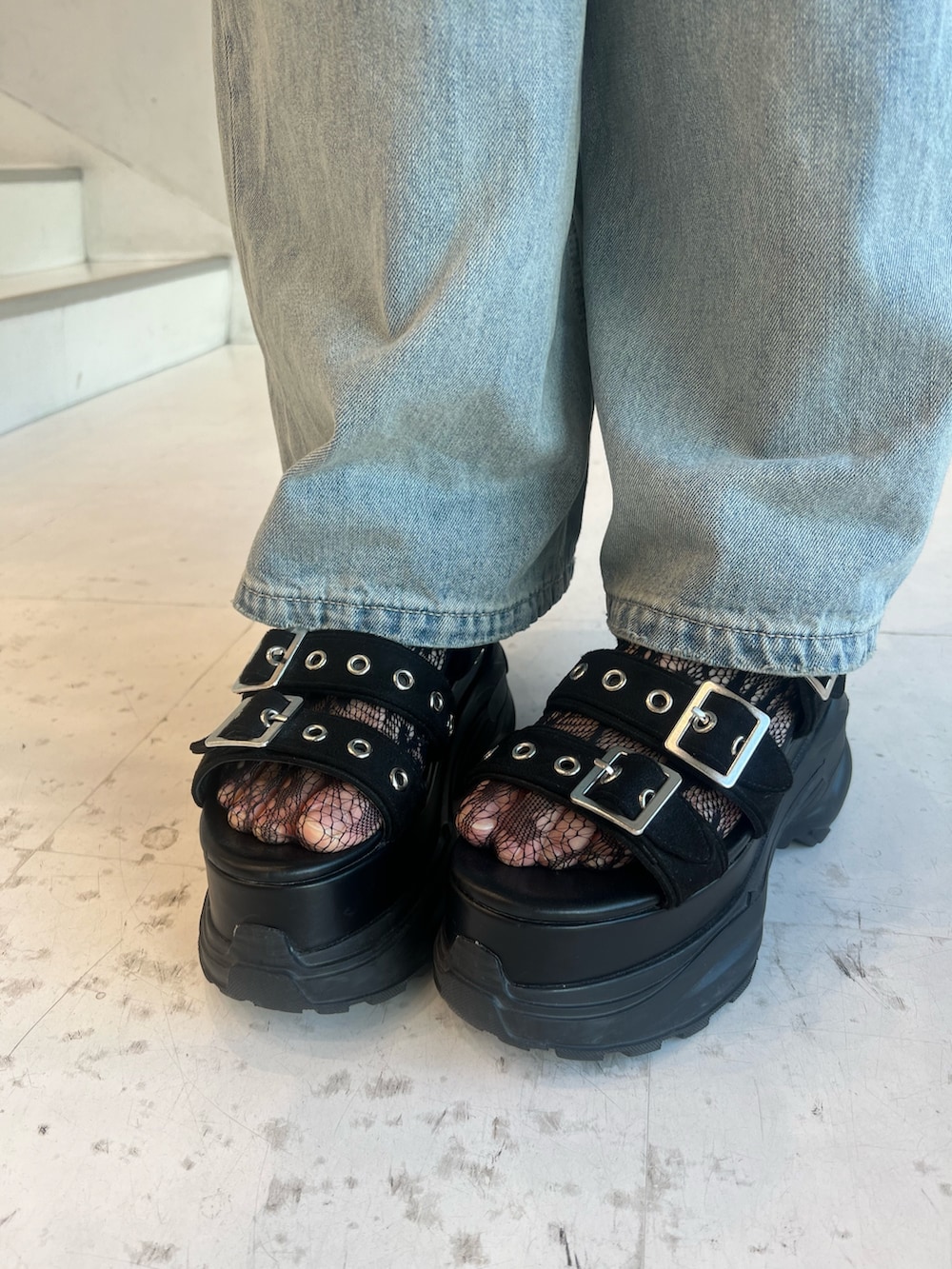 ブラック系のTシャツ/カットソー、ブルー系のショルダーバッグ、ブルー系のデニムパンツを着用したレディースの夏コーディネートの7枚目の写真