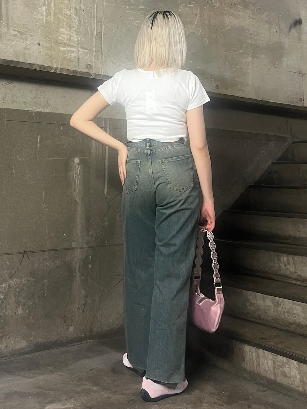 ホワイト系のTシャツ/カットソー、ブルー系のデニムパンツ、ピンク系のショルダーバッグを着用したレディースの春コーディネートの3枚目の写真