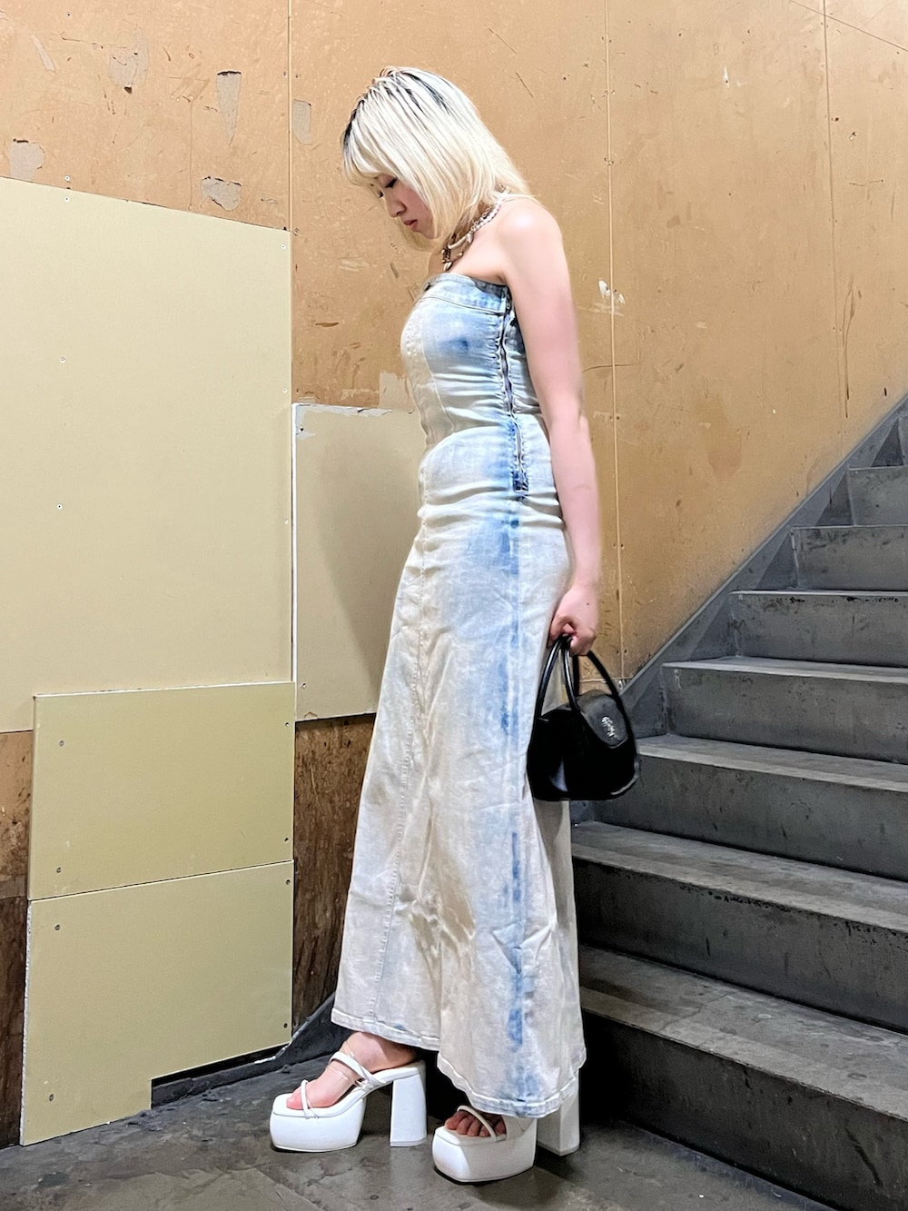 ホワイト系のサンダル、その他のワンピース、ブラック系のハンドバッグを着用したレディースの春コーディネートの2枚目の写真