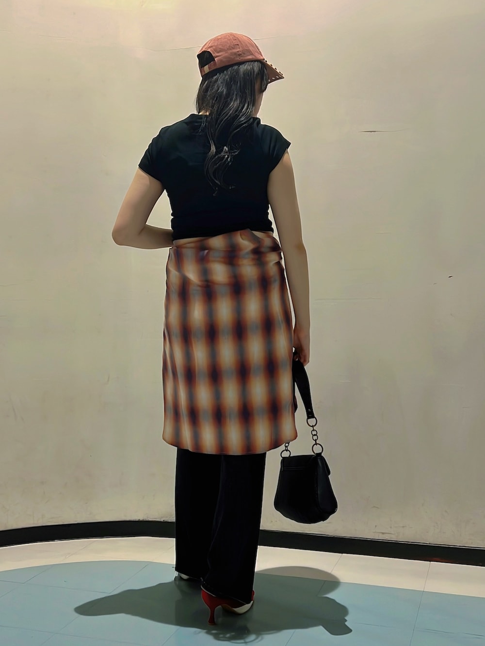 ブラック系のTシャツ/カットソー、レッド系のシャツ/ブラウス、ブラック系のデニムパンツを着用したレディースの夏コーディネートの3枚目の写真