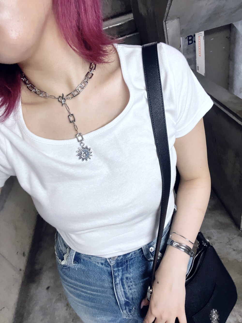 ホワイト系のTシャツ/カットソー、ブラック系のショルダーバッグ、ブルー系のデニムパンツを着用したレディースの夏コーディネートの5枚目の写真