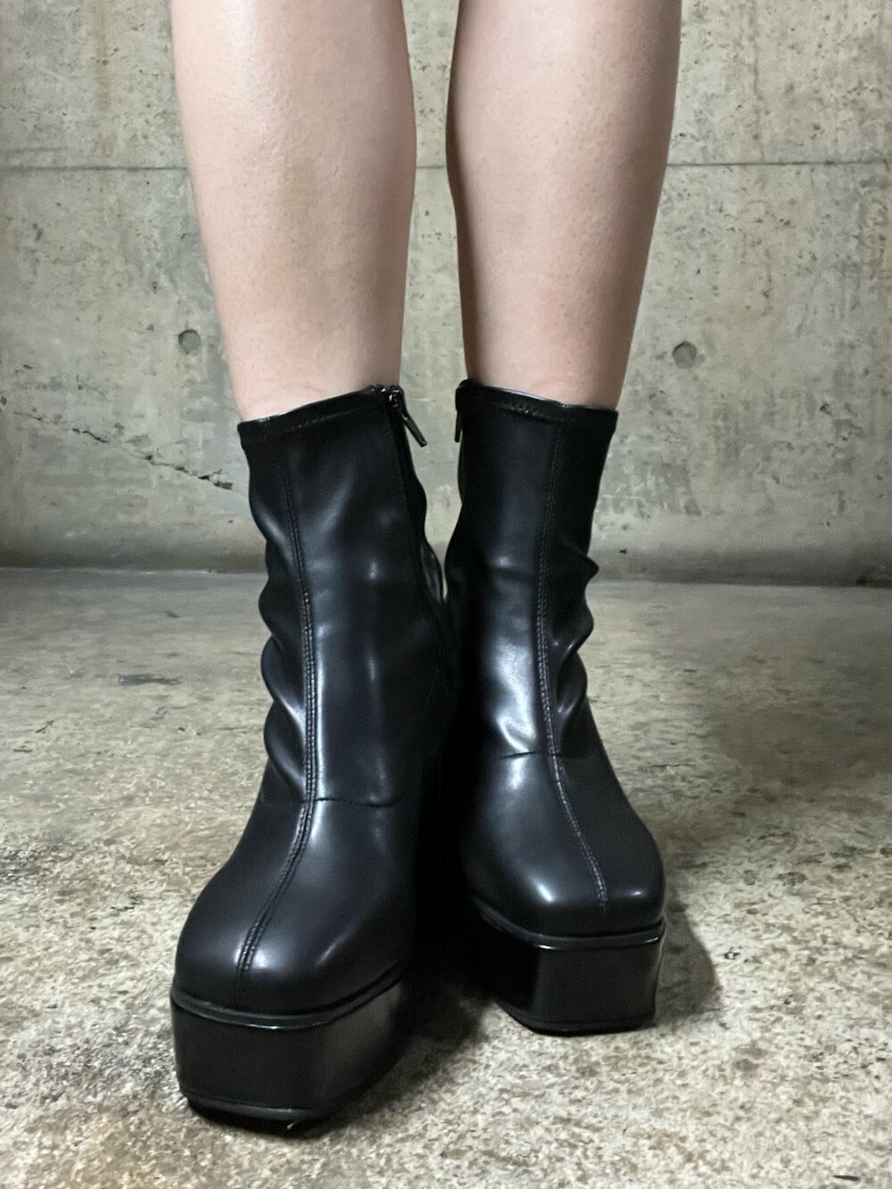 レッド系のニット/セーター、ピンク系のショルダーバッグ、ブラック系のデニムスカートを着用したレディースの秋コーディネートの7枚目の写真