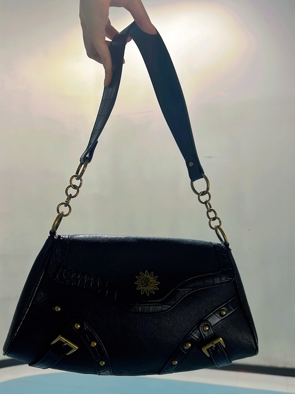 ブラック系のTシャツ/カットソー、レッド系のシャツ/ブラウス、ブラック系のデニムパンツを着用したレディースの夏コーディネートの9枚目の写真