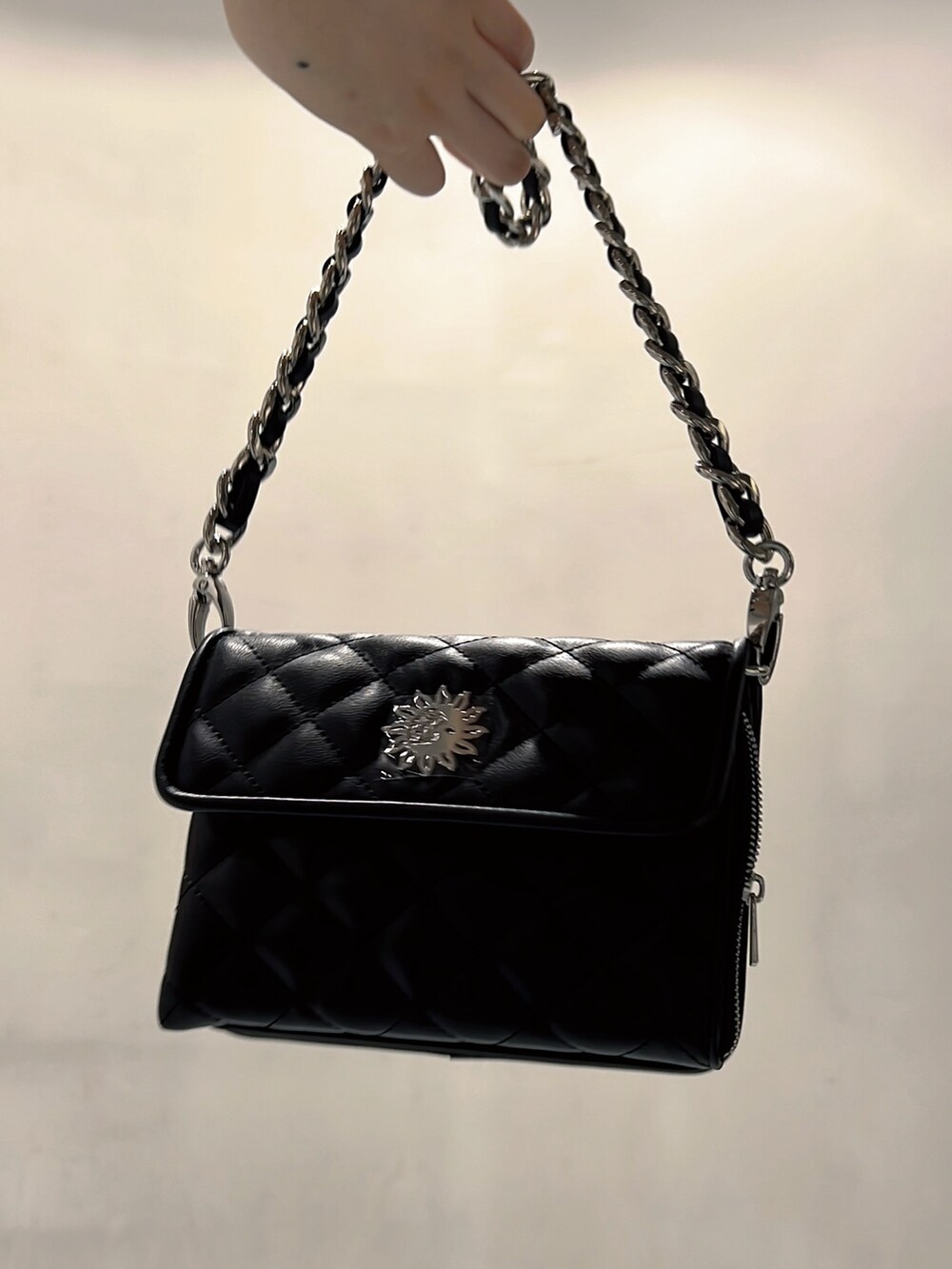 ブラウン系のデニムジャケット、ブラウン系のキャミソール、ブラウン系のデニムスカートを着用したレディースの秋コーディネートの6枚目の写真