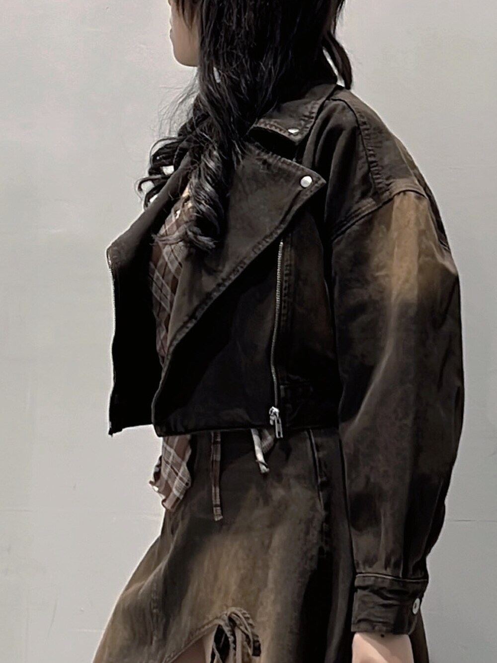 ブラウン系のデニムジャケット、ブラウン系のキャミソール、ブラウン系のデニムスカートを着用したレディースの秋コーディネートの4枚目の写真