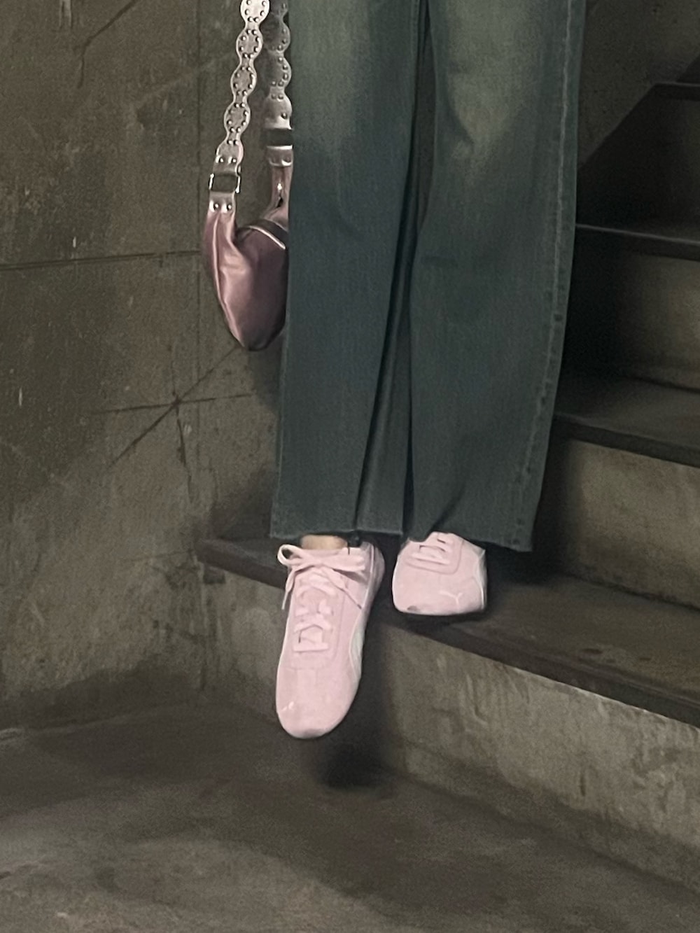 ホワイト系のTシャツ/カットソー、ブルー系のデニムパンツ、ピンク系のショルダーバッグを着用したレディースの春コーディネートの7枚目の写真